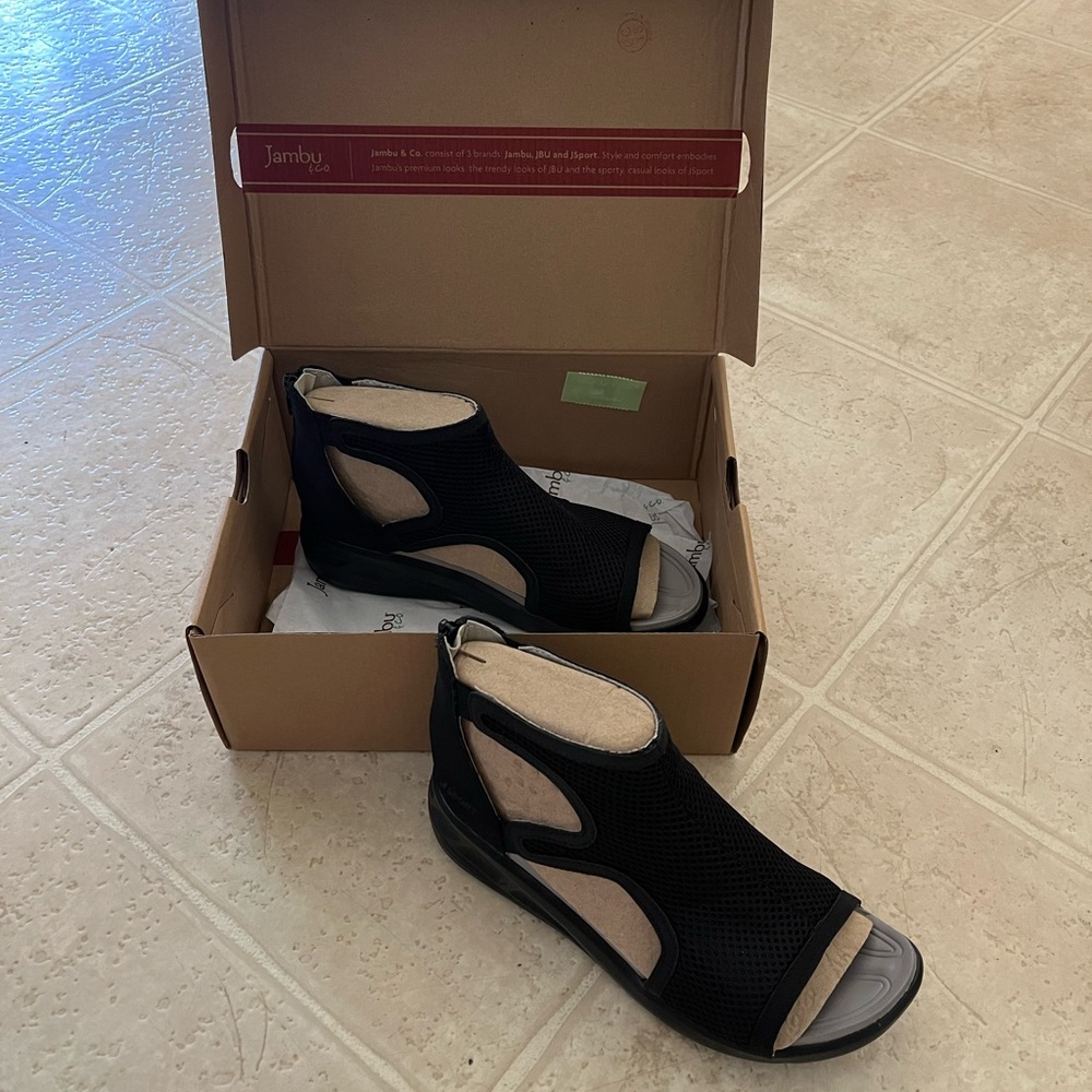 JSport by Jamba size 8 Nadine Black New in the box